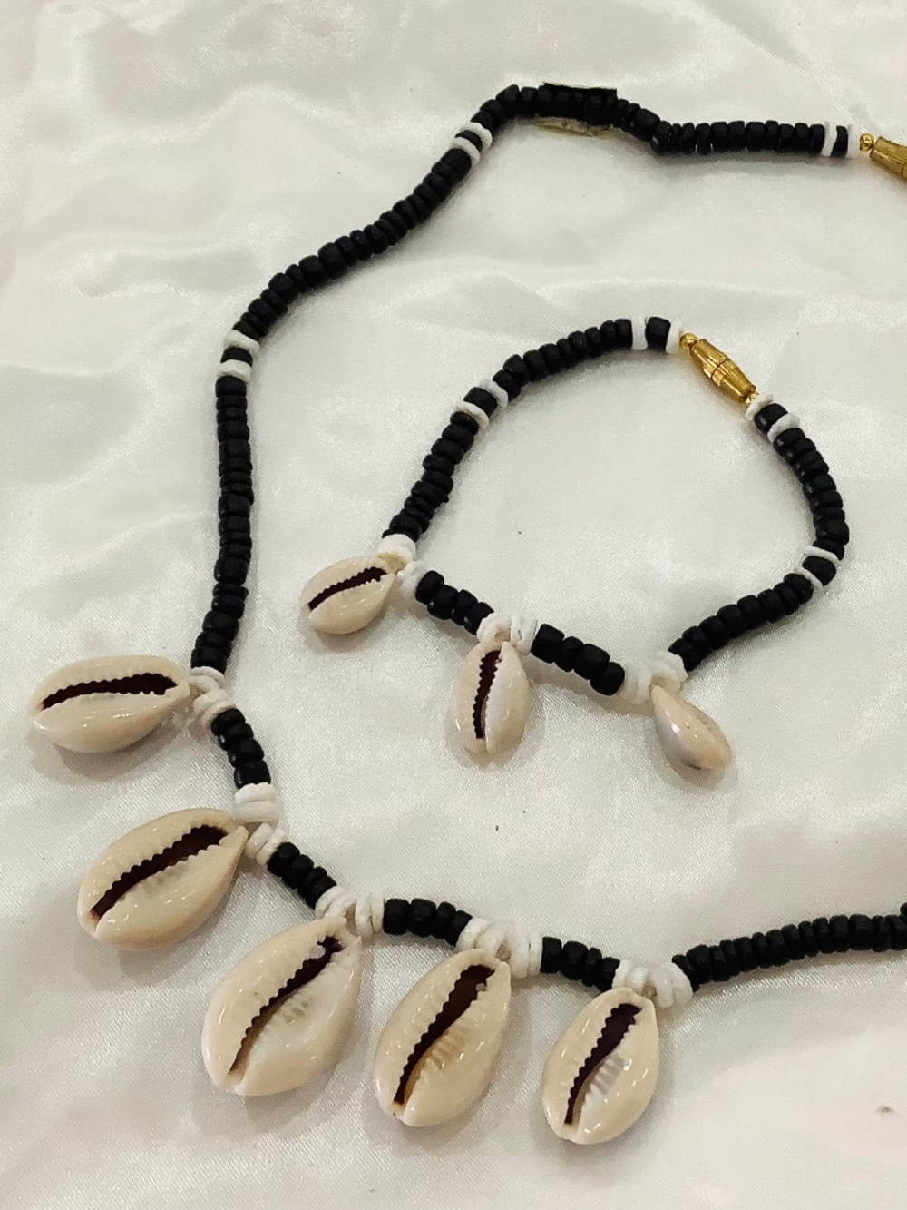Beautiful Hawaiian Cowrie shells and black horn beads Necklace and Bracelet set